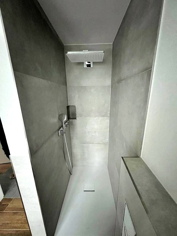 Begehbare Dusche mit modernen Fliesen nach Badsanierung in Ingolstadt von Renovierung & Sanierung ALBAN
