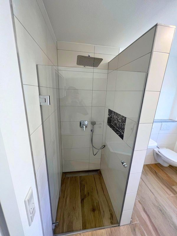 Begehbare Dusche mit Glaswand und Fliesen nach Badsanierung in Ingolstadt von Renovierung & Sanierung ALBAN