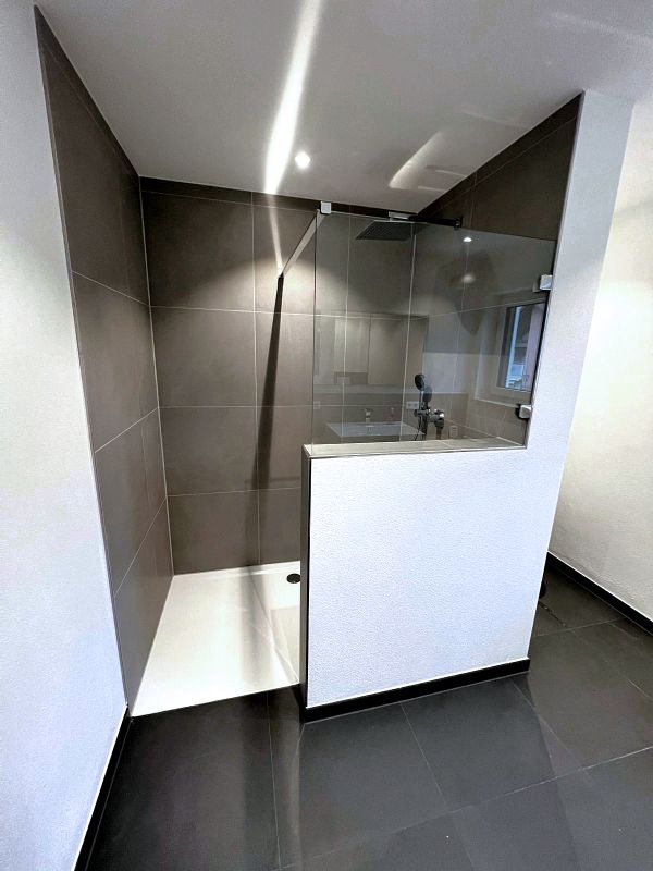 Begehbare Dusche mit Trennwand und Fliesen nach Badsanierung in Ingolstadt von Renovierung & Sanierung ALBAN