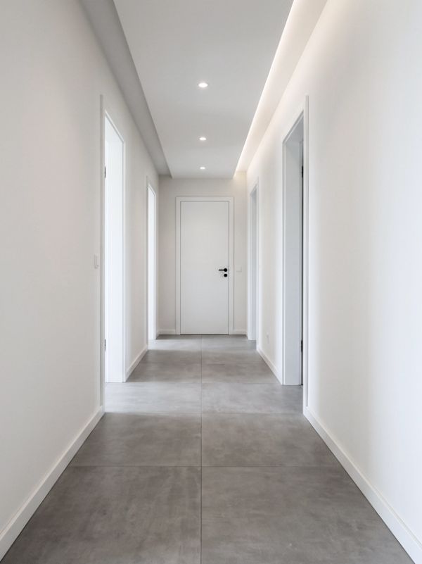 Moderner Fliesenboden im Flur mit grauen Fliesen nach Renovierung in Ingolstadt von Renovierung & Sanierung ALBAN