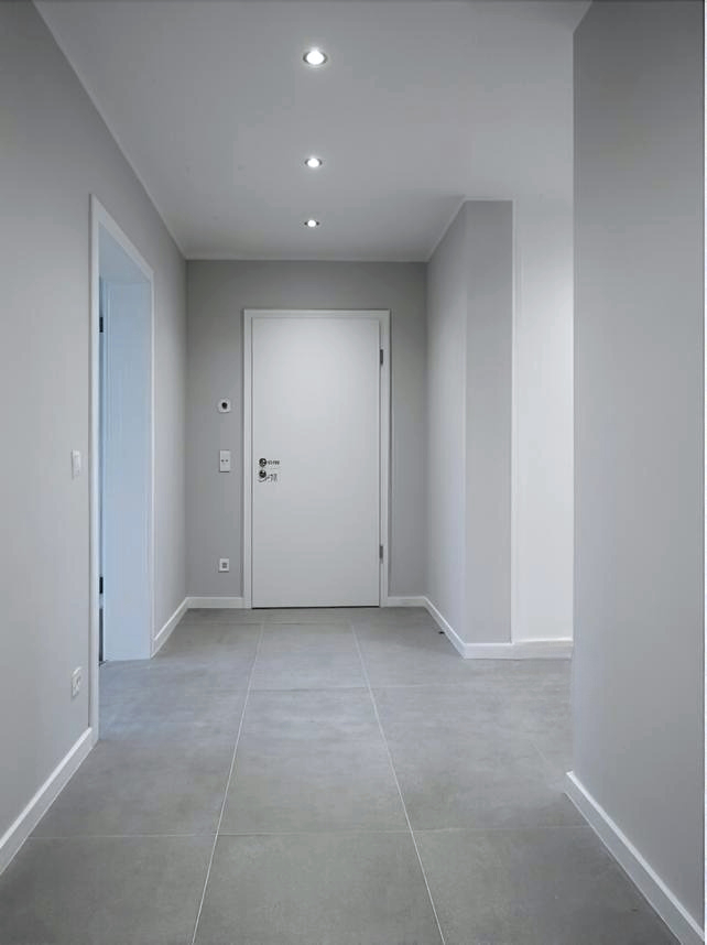 Moderner heller Fliesenboden im Flur nach Renovierung in Ingolstadt von Renovierung & Sanierung ALBAN