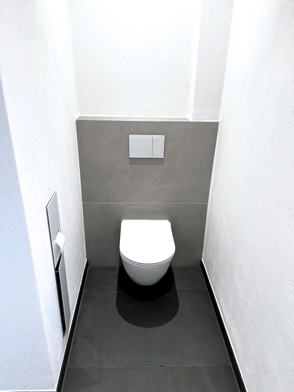 Modernes Gäste-WC mit Fliesen nach Renovierung in Ingolstadt von Renovierung & Sanierung ALBAN