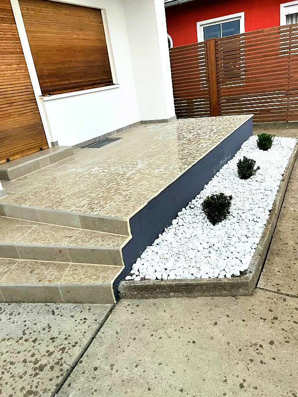 Terrasse mit Fliesen und Kiesgestaltung im Außenbereich nach Renovierung in Ingolstadt von Renovierung & Sanierung ALBAN