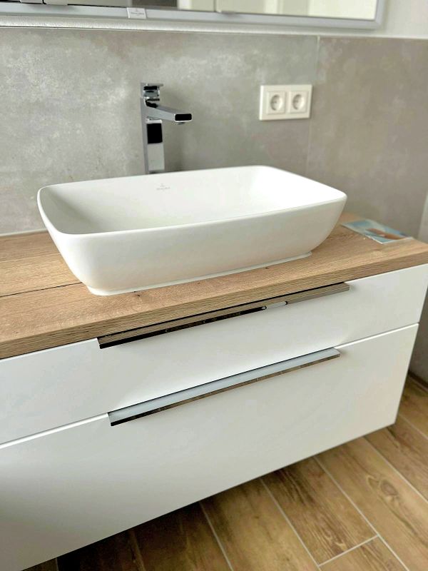 Detail eines Waschbeckens auf Holzmöbel im Badezimmer nach Renovierung in Ingolstadt von Renovierung & Sanierung ALBAN